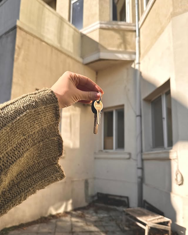 Купихме апартамент в стара къща в центъра на града 🥹❤️ Ако питате Симона преди 2-3 години на подобна идея би казала “НЕ, абсурд “. Имах си своите предразсъдъци към старото строителство, но пък знаете, че вече минахме през един голям основен ремонт съвсем сами, без грам знания .. чак не можех да повярвам, че купих домашни чехли за там, все не му се виждаше края 😅 Същият този апартамент е в много стара сграда и трябваше да се вземе решение дали да се продаде, да се остави в лошо състояние или да го запазим и подобрим. И двамата с приятеля ми сме учени, че нещата се пазят и ако можеш подобряваш. Виена е един от любимите ми градове заради чистотата и старите поддържани сгради. Много ми е тъжно, че съзнанието на човек е все по-насочено към лесното - с цената да разруши нещо уникално само по себе си и да построи поредната нова сграда. Не знам за вас, но мен от утре ме чака тежката задача да си визуализирам цялостната концепция за интериора и да взема *съдбоносни* решения като “как да бъде разпределена функционално малката кухня”, “в кои стаи да има климатици” и “този цвят ми харесва, но харесва ли ми достатъчно” 🤣 Аз нямам търпение да ви направя част от това наше ново начинание, а ако вие имате препоръки за фирми, ще съм благодарна да ми изпращате🥰 (става въпрос за гр. Варна). Пожелайте ни късмет, а когато всичко е готово (живот и здраве) ще можете да ни гостувате 🤭