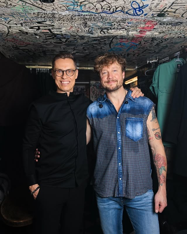 Happy Finns 🇫🇮As I can’t make it to your Independence Day party in a few weeks, we had our handshakes and hugs after our show last night. Thank you for dropping by President of Finland @alexstubb and Suzanne Innes-Stubb.I’m so lucky living in a country where the head of state can join the people at club shows and to have a beer with the other Finn’s if they feel like it. Thank you for your hard work for us all and lots of strength and wisdom for challenges ahead 🇫🇮Sienibiisi forever 🍄❤️🙏📸 @janitaautio & @oki.nawa