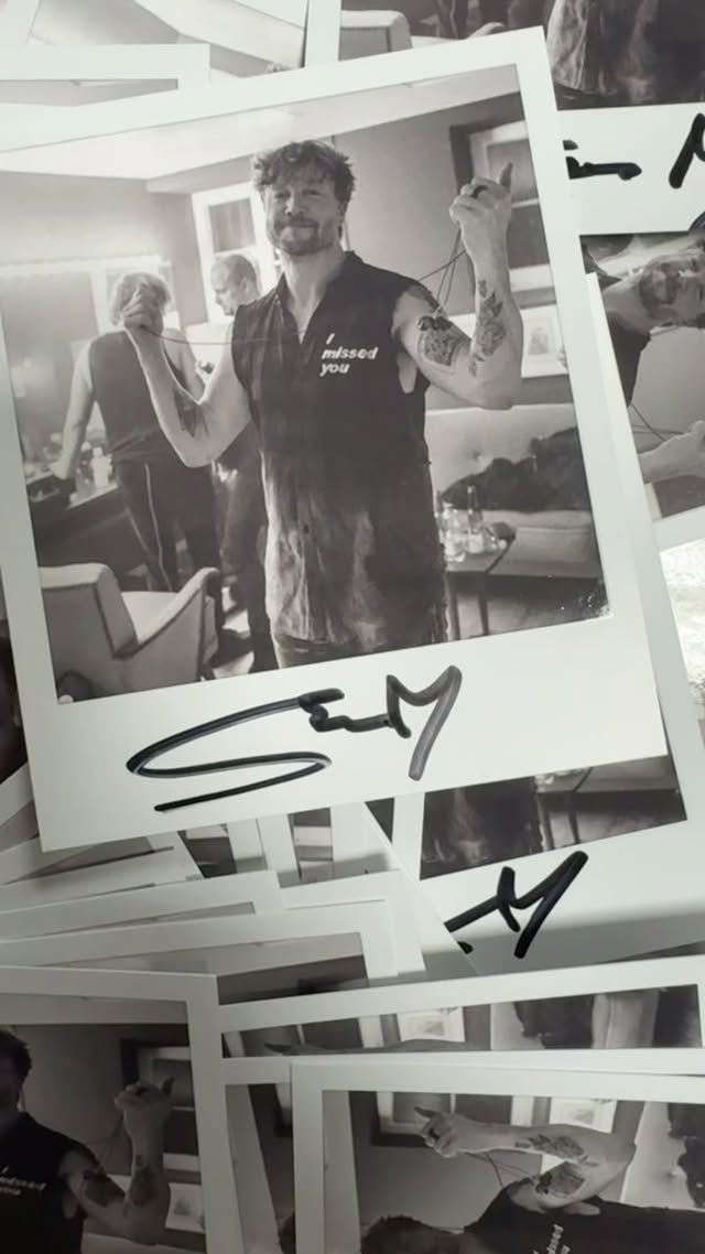 I signed 2222 Polaroids today. My personal all time record 😎