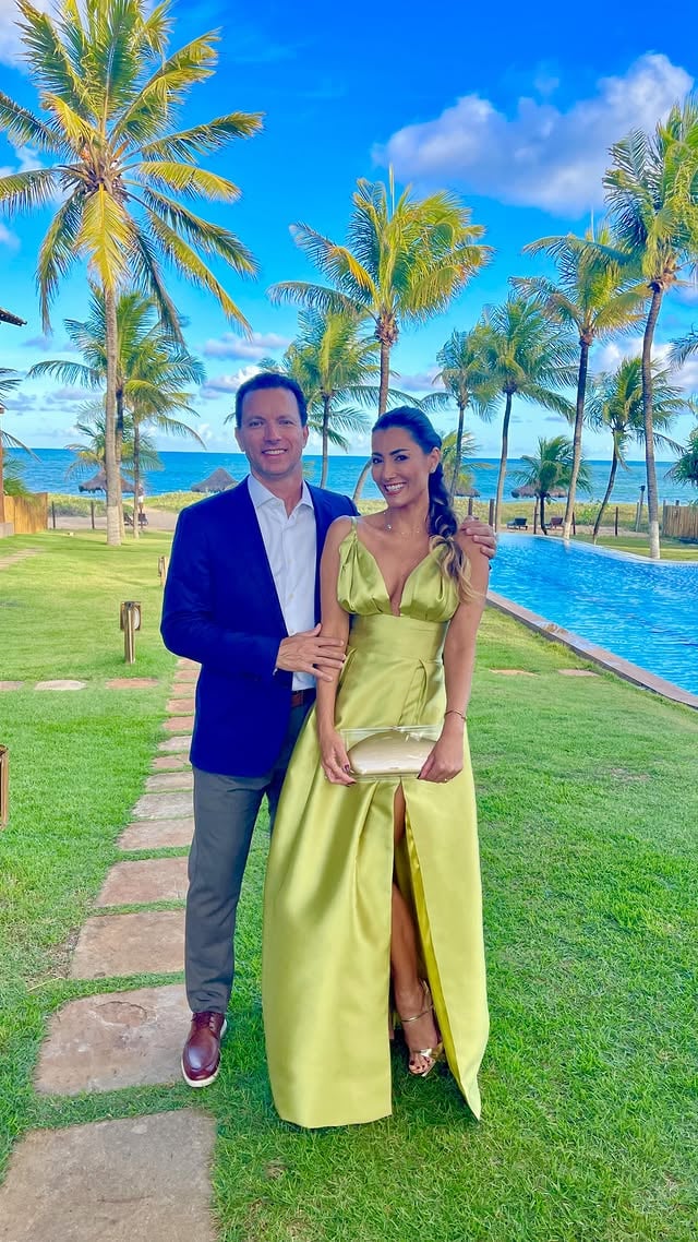 Prontos para a Cerimônia do Ano ❤️Casamento Bruna & Igor ❤️ Look by @juremafortesprado @modaalegre_ Beauty @indianara.make Bolsa @mixematch.online ❤️. #casamento #amor #familytime #inspiration #bahia #feliz #celebrandooamor❤️ #cultgaia by @tainavidal