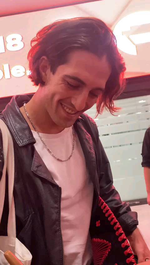 Sweet, friendly, talented, charismatic and also incredibly handsome, he is simply Damiano, my Damiano, arriving in México.Btw I loved his smile when he got the T-shirt @ykaaar @maneskinofficial @pepsicenterwtc #damianodavid #damianomaneskin #bellissimo #handsome by @damianodavid.mx