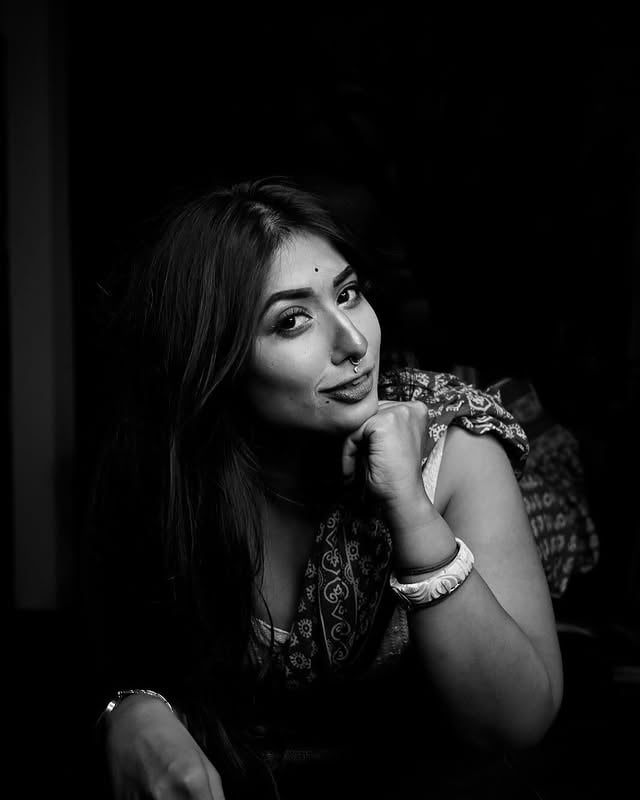 🖤&🤍..#potrait #blackandwhite #modelshoot #indoorphotoshoot #bengalimodel #highlights by @atrreyee_