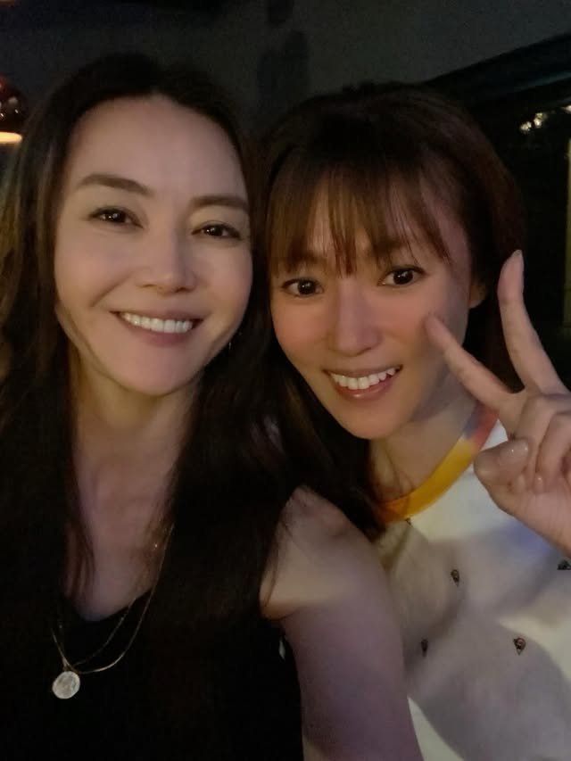 久しぶりに大好きなありちゃんに会えました🩷いつもお会いする度パワーを頂ける頼もしく美しい先輩です💕今宵も色々なアドバイスやお話（伺えて）貴重な日でした🌈私はありちゃんのTOO SHY SHY BOY!が青春です😍お願いすると歌ってくれたりする優しいあり姉なのです🧸♥️#またすぐ会いたいな#観月ありささん#深田恭子 by @kyokofukada_official