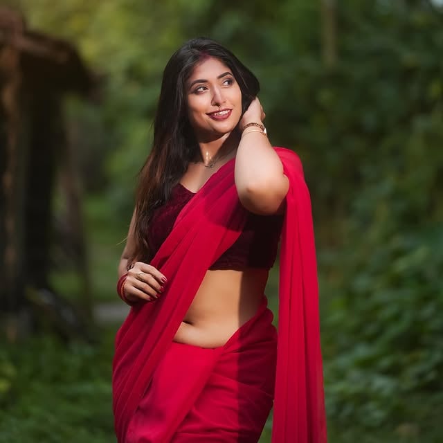 Gorgeous ❤️Captured- @_piximperfecto_ #hot #modelsofinsta #redsareelove❤️ #sareelove❤️ #instafashion #instagood #bengaligirl❤️ #fitnessmodel #followforfollowback #indiansilkhouseagencies by @atrreyee_
