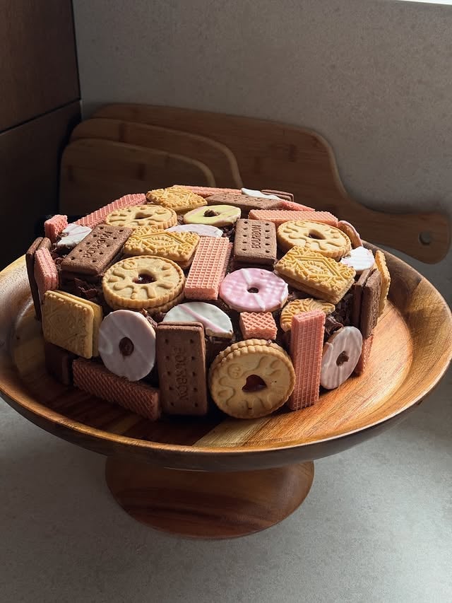 My little biscuit bake got so much love I thought I would share so you can save for later - full list of things you will need in the last slide… it’s rocket science! 🚀 #cake #biscuit #diycake #aesthetic by @adeleptty
