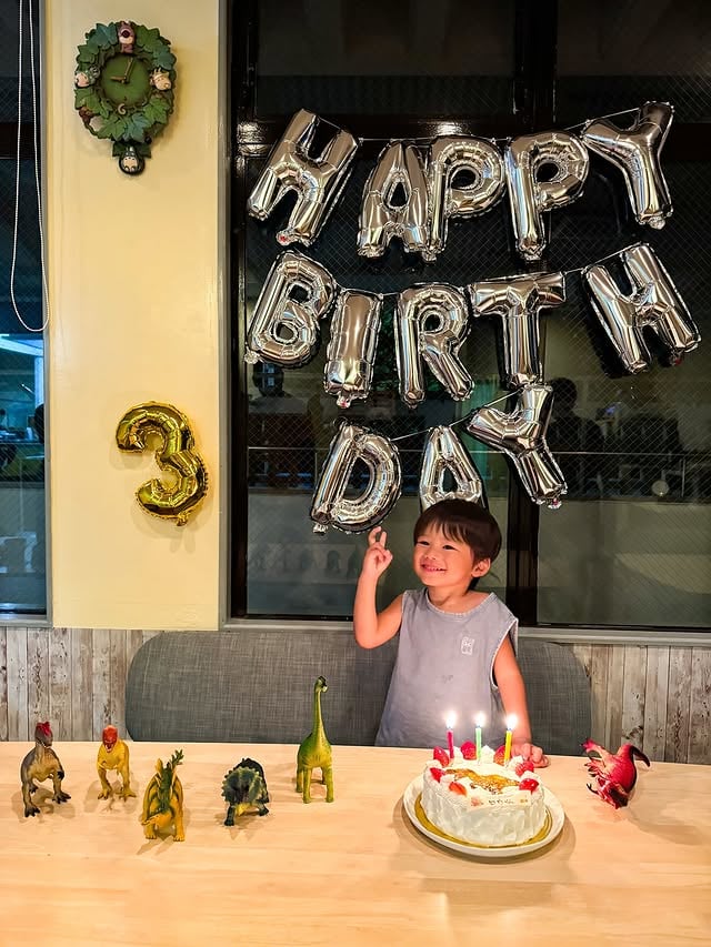 Happy 3rd birthday🎂🦖2025/08/30 ２歳の写真たち記録💫あっっっ！！という間に３歳になったロウ🌱２歳はイヤイヤ期最高潮でいつ爆発するかわからん爆弾抱えてどこにいくのもストレートに物事が進まなくて成長だとわかっていても、わたしもしんどい日々が続いてある日限界きて二人で一度泣きながら話し合って伝えた時にパンっ✨とロウの中でなにかが変わってそこからなんだか楽になった記憶🧠✨こんな爆弾抱えて二人で旅行とか✈️よく行ったもんだわ保安検査場逆走されたり暴れるマグロのようなロウを抱えて飛行機降りたりだいたい抱えて走ること多かったな笑🐟誘拐犯のように思われる母だったなw小さいお手て繋いで公園行ったり、お砂で遊んだりなんともない何気ない毎日がきっとわたしの人生の宝物になるんだろうなぁ🏆🌱👵🏼ややこいしけどめちゃくちゃ可愛かった２歳🩵そして３歳はもっとかわいい🩵今が1番可愛いがずっと続く〜誕生日は大好きな渡嘉敷島のシローさんとみのりちゃんにも恐竜ケーキでお祝いしてもらって🥲感激して泣いちゃた家族揃って渡嘉敷島でお祝いできて心に残る日になった🩷天真爛漫で元気なロウこれからもスクスク大きくなってね💫🫂LOVE❤️‍🔥そして、家族、お友達みんな愛情いっぱいロウとわたしにありがとう🩷 by @maakomind