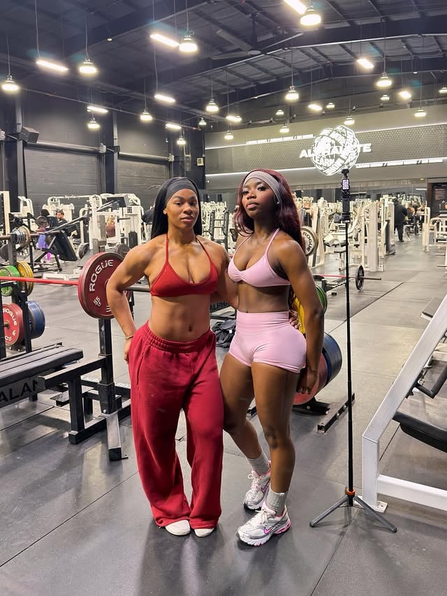 Was a regular workout until I saw one of my biggest inspirations @cranonnn ❤️Just a reminder to myself & others how important it is to occupy space! We also need to understand the power of representation & she’s doing that and more for not only muscular women around the world but also black women like myself so s/o the queen💐❤️ continue paving the way & breaking barriers @cranonnn God bless you!❤️Fit from @dfyne.official cd LABRI to save!!❤️#fitness #fitnessmotivation #gym #explorepage #gymlife