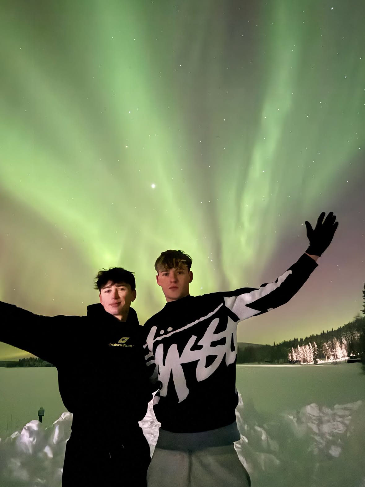 I dreamed of seeing the Northern Lights and it came true🥹 I’m the happiest person to have seen them, especially with the person I love most by my side, it’s a magical experience✨ by @danielcollados