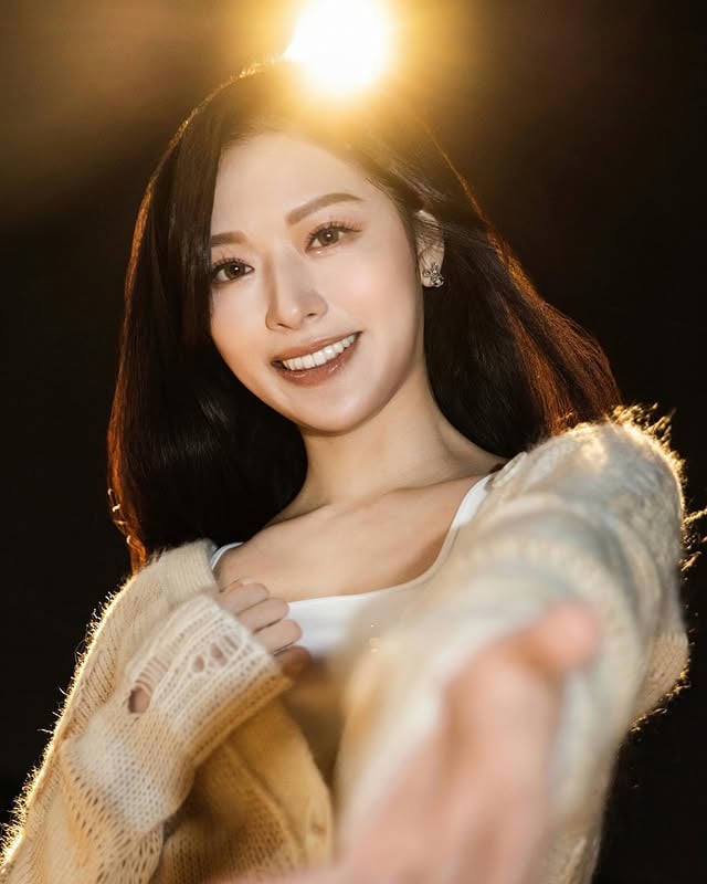 Bidding adieu to 2025迎接2026嶄新的曙光帶著新目標，繼續向前Makeup & Hair : @kayowang Top & Skirt : @stellam.club Photographer : @ed.win_0418