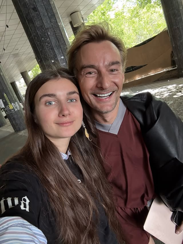Алане ❤️‍🔥 з тобою як творцем я познайомилася ще задовго до твого знайомства зі мною. Я була захоплена твоїм баченням, якістю твоїх робіт. Сяйво завжди від тебе йшло таке, що при першому знайомстві ще в 2019 році я ледь вимовила «привіт». А вже за 6 років ти побачив джерело в мені.. хто, як не ти, саме так передав би — художньо і водночас так реально — біль України в DRADADA!Твій талант - він не лише про притаманну тобі естетику. Ти дивишся наскрізь — і бачиш там те, що мають побачити інші!Хай кожен день в твоєму році дарує тобі нове натхнення. За цим так захоплююче спостерігати!