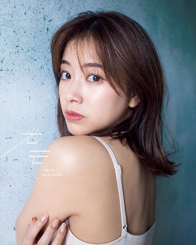 📚7.29発売 2nd写真集「光芒」撮影:桑島智輝表紙&タイトルが決定しました🙇‍♀️今回は通常版のほか、メイキング DVD が付いた限定版の 2 パターンで発売されます。お渡し会の特典も色々と企画しているのでぜひ東京8/3&大阪8/12遊びに来て下さい🤝こちらのアカウントでもお知らせやオフショットなど少しずつあげていきますが、まもなくXでも公式アカウントが立ち上がるのでそちらもぜひ🕊️予約やイベント情報の詳細も後日お知らせします！#ワニブックス#中川絵美里2nd写真集 by @emiri_nakagawa