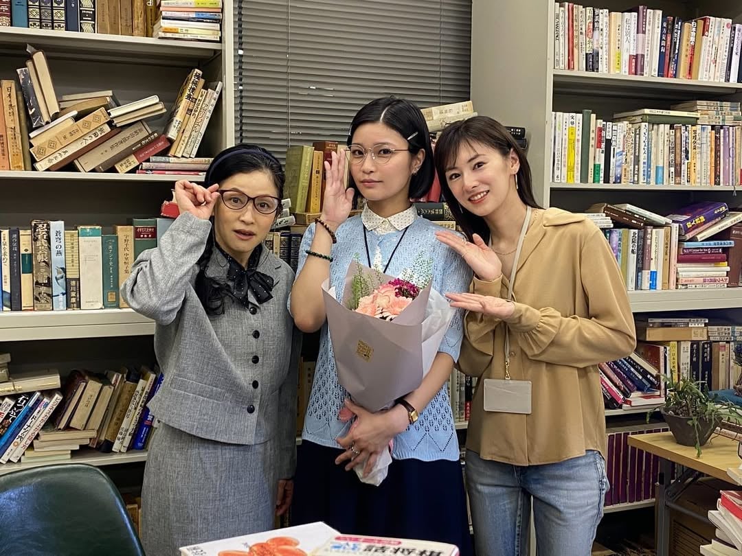 皆さんリコカツロスは大丈夫ですか？🥺わたしは絶賛ロス中です。クランクアップの時に素敵なお花をいただきました💐#リコカツ #三十五と書いてみつこ#赞#얼스타그램#몸스타그램#섹시#sexy#swag#photooftheday#photography#tbt#tagsforlikes#tflers#follow#l4l#like4like#cute#followme#instagood#japan#tokyo#bikini#asia#selfie#sneakers#selfietime#自拍#扎心了#富山#偶像 by @ai.tsubakihara