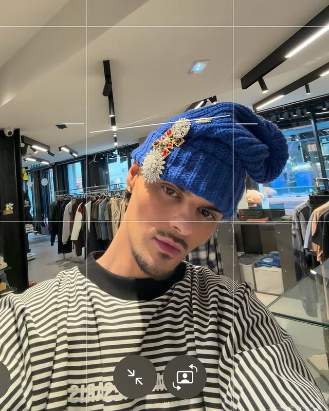 parisparisparis by @abrahammateo