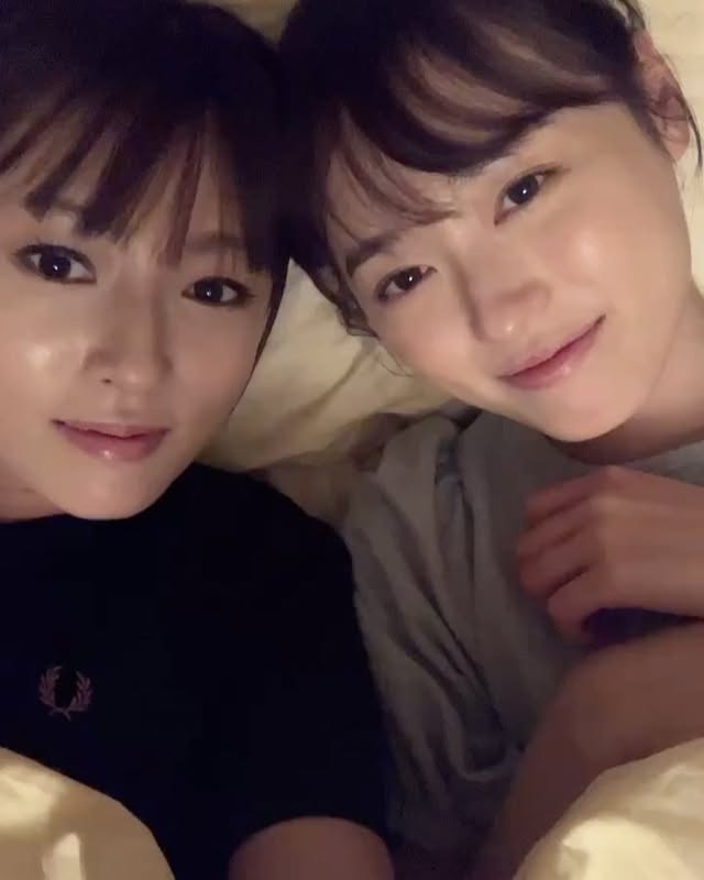 皆様ご視聴いただきありがとうございました😭この日はカットがかかる度はるかちゃんとベッドで爆睡していました🧸💤寝ても覚めても可愛いはるちゃん♥️また会えたらいいな😍今度一緒にお食事に行く約束をして、バイバイしました😘👋#エイティーンフォーティー#福原遥 ちゃん#深田恭子 by @kyokofukada_official