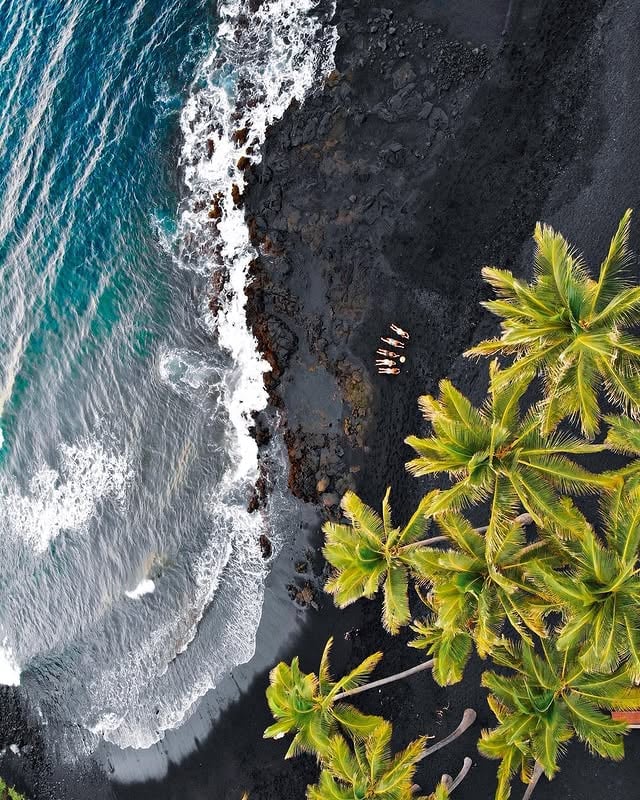 Black sand beach🖤🌴#punaluubeach・長い年月をかけて噴火した🌋溶岩が砕けて出来た全面黒い砂浜のビーチ😳🖤見たことない海のとコントラストがかっくいいぃいい😃👏🏾👏🏾👏🏾👏🏾・砂浜には日本ではあまり見かけれない寝ているカメさんが居たよ🐢💤💜・📸🚁 @dji_japan @djiglobal#djimavicairよく聞かれるドローンの種類について🌈いつも使っているドローンの種類はDJI MAVICAIRです🌈📸操作しながら画面で確認して寝転んでシャッター押して撮ってます😊🚁お弁当箱くらいの小ささで手軽に旅に持っていきやすいです😆👌🏾💯✈️