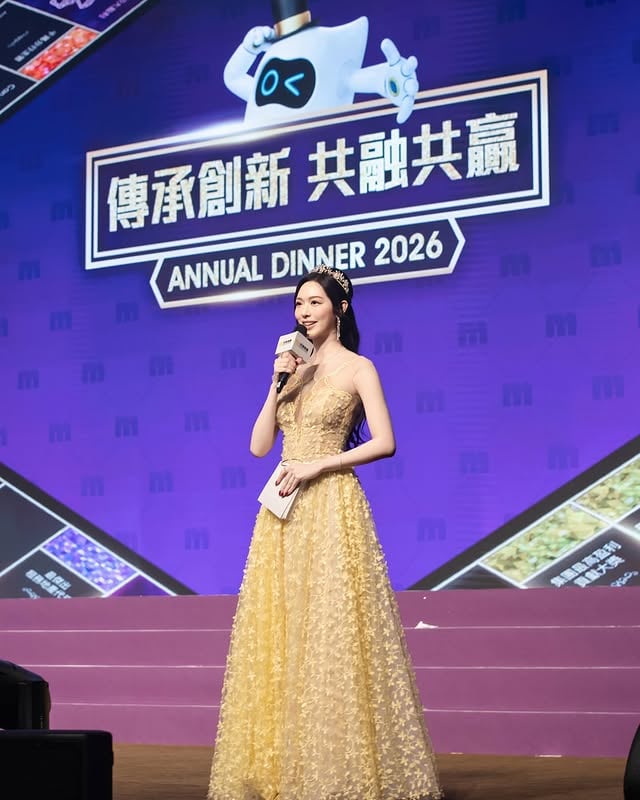 這次為美聯物業擔任2026周年晚宴司儀晚宴以「傳承創新，共融共贏」為主題業界精英齊聚一堂，共同迎接新一年的嶄新里程當晚氣氛熱烈，來賓熱情投入，場面盛大輝煌✨再次祝賀美聯物業新一年生意興隆，業績長虹🌟繼續厚切大盈利👏🏻Thank you for having me @midlandrealty Makeup : @kayowang Hair : @jayxhair @hola.hair.pets Stylist : @pelilam Gown: @macheriebridalhk Jewels: @blancmond_labgrown Photographer : @ed.win_0418 by @crystalfyy