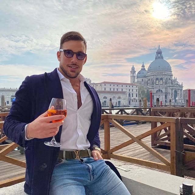 Un Brindisi a tutti gli Haters🍷🤍 perché in fondo sono i nostri più grandi fan 😘 #tb #venice #cincin