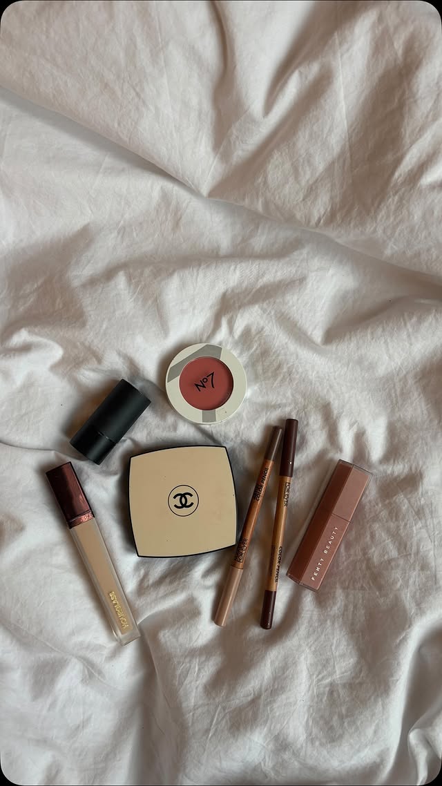 This No7 blush is sooooooo good. Products: @hourglasscosmetics concealer shade Fawn @Merit contour stick shade biscuit @chanelofficial duo pallet N 01 @makeuprevolution laminate eyebrow fixer@No7 powder blush shade peaches @makeupforever lip pencil Versatile chestnut @makeupforever lip pencil Endless cacao @fentybeauty beauty gloss bomb stix 03 by @maddisonjaizani