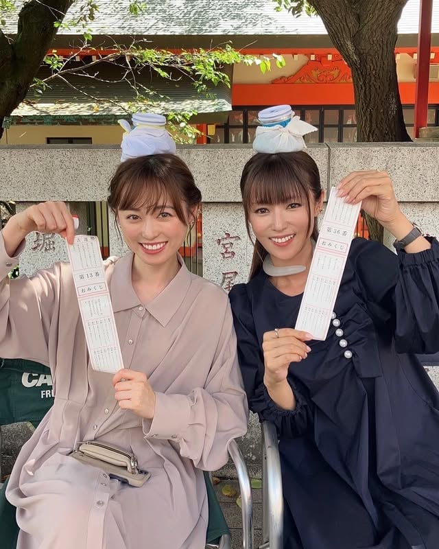 残暑が続いていますね💦暑い日々ですが、皆様暑さ対策をして体調にどうかお気を付けくださいね☀️まだまだドラマ「18/40〜ふたりなら夢も恋も〜」の撮影中ですが、現場では氷嚢で暑さを凌いでいます💥撮影の合間におみくじを引いた時の写真です💕2枚目の写真はスタジオではるかちゃんと束の間の居眠り💤いえ、寝たふりです😅2人でくっついていました♥️はるかちゃんには日々元気を貰いっぱなしです😆‼️可愛い可愛い🥰もうすぐ撮影終わっちゃうの寂しいな🥲#エイティーンフォーティー#福原遥 ちゃん#深田恭子 by @kyokofukada_official