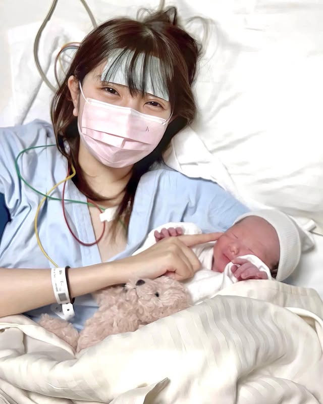 諦めていた母親になる夢叶いました 🕊 子どもは難しいと宣告を受けた17歳。4年お世話になった不妊治療授かる前に 赤ちゃん用品揃えてみたり強く望んで 希望を持ち続けてよかった！陣痛、麻酔が効かない帝王切開、大量出血で気を失いフルコンボの特殊な難産を経験できて満足。これからは楽しみがいっぱい！息子と二人三脚歩んでいきます！>>> @u_chi_x2 思い返すと中学までとても健康に育ってきて、中学生の時ＨＰＶワクチン接種後突然の闘病生活始まり、以来 ハンデが多かった。学生の頃 突発性難聴になっても、車椅子なく動けない時もどんな時も「子どもが欲しい」という夢？野望？これは変わらずでした☺︎両親に感謝を伝えるとママは必ず、いつか子どもができたらしてあげてね。と小さい時から言ってくれてたからだと思います。心拍確認前〜出産まで毎日吐き続ける LV999.の妊娠悪阻 、管理入院事業全ストップして絶対安静、大事に毎日を過ごした10ヶ月𓅯 陣痛が来て心拍の低下 一度は心臓が止まり緊急帝王切開予定日より早く、私の実の父親と同じ誕生日に生まれてきてくれました！私も大量出血で意識を失ってコウノドリのようなことは本当にあるのだと…私自身 自然分娩を強く望んでいたのでフルコースでお産を経験できて母として 、女性として 、総じて幸せです。元々麻酔の効きにくい体質麻酔が効いてない状態での帝王切開は陣痛＋メスを入れられている間あまりの激痛 吐きながら、ぐうの音も出ない状態…術台の上で悶え、肩を脱臼し、陣痛嘔吐と痙攣、過呼吸つわりも生まれるまで続いて今は後陣痛、傷口の 激痛… 線維筋痛ピクリとも動けません😂はは〜本当に出産は壮絶でわが子に会うためでなければ 耐えきれませんでした そして、生きたいと思わせてくれたし息子も頑張って 生きてくれてありがとう🥲後遺症の全身痛と闘いつつ働きながらワンオペ育児、肩の脱臼で思うように育児ができないこと、ビビり倒してますが精一杯息子に接していこうと思います。遠のく意識の中おぎゃぁぁ と聞こえた瞬間、『ありがとう。』この気持ちが溢れ 思い返すだけで涙が出ます。みんな言わないだけで 、辛い経験がある方はきっと多いはず最後まで、こうして私の生きる理由で居てくれたことも元気に生まれてくれたことも奇跡。年齢問わず、出産まで行き着くこと自体決して簡単じゃないことを実感しましたこの感情は 一生忘れません。ママのところに来てくれてありがとう。 最後に、1番の理解者 支えてくれたママ。不器用でも温かく守り続けてくれたパパ。私が苦しんでいた時初めて涙を見せてくれた優しいお兄ちゃん。味方でいてくれた家族、ありがとう｢恩返し」と共に ｢恩送り｣をするね。こーちゃんの生まれた𝟺日は実は 私の父と同じ誕生日‪.ᐟ‪ じいちゃん喜んでた笑これから、よろしくね、こちゃまるくん‪.ᐟ‪.ᐟ𝙹𝚞𝚜𝚝 𝙱𝚘𝚛𝚗. ໒꒱´-𝙱𝚊𝚋𝚢 𝙱𝚘𝚢#justborn #シングルマザー#出産報告 #陣痛 #緊急帝王切開 #不妊治療からの出産 #不妊治療 #体外受精 #ハッピー相談士 by @yurina_era999