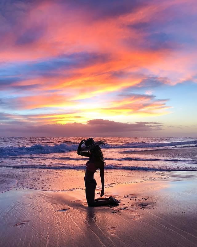 MAGIC TIME💜🧡💜🧡💜#kauaihawaii・ドヒャーーーーー😭💗💗💗‼️‼️‼️‼️カウアイ島最終日のサンセットがヤバすぎて空一面真っ赤かにどんどん燃えていって最後に大自然からのこんなサプライズ…本当にありがとうございました😭🧡🌅#カウアイ島 🌴💋🙏🏾・📸📱: iphone8plusw/ @churaa.kana @maimade_oc @kuma.lei @saeloha_aloha 💋💋💋
