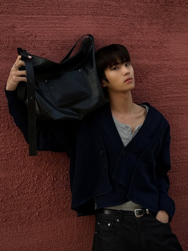 #광고사랑하지 않을 수 없는 @samsonite_korea 의 베이라 VEYRA은은한 광택감에 플루이드한 쉐입으로 비즈니스, 트래블 어디든맞추어 들기 좋은 이번 베이라 컬렉션 블랙 제품으로 가져와봤는데요,젠더리스 무드로 남녀 모두 감도있는 패션을 선보이기 좋은 아이템입니다내부 탈부착 파우치까지 센스있는 활용도..이런 가방 너무 필요했어요#쌤소나이트 #베이라 #메신저백 #숄더백