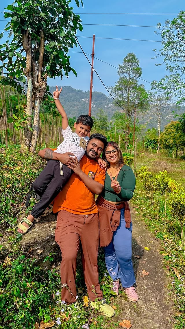 দু এক পাএগিয়ে দে 🌱 #trekking #traveller #familylove #couple by @atrreyee_