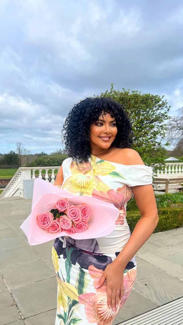 The perfect floral Midi @lipsylondon 🌸😍I’m wearing a UK size 14 Dress is linked in my stories & in my “outfits” highlight 💕Dress & clutch bag: @lipsylondon Earrings: @asos Fragrance: @creedfragrance Heels : @newbottega ••••••••••••🔍 Curves, curvy fashion, mid size fashion, midi dress, spring florals, spring fashion, floral dress, florals, Lipsy by @saffi_karina