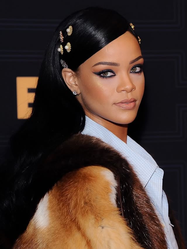 Aura 🖤 #rihanna