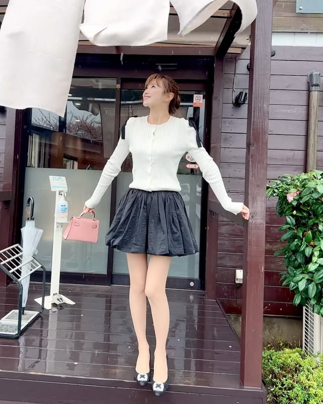 熱海 山形肉そば 桃山熱海店ご当地グルメ「山形肉そば」の店として山形、東京で展開していた「桃山」が熱海に進出。ランチ時は地元民だけで満席 今回は山形肉そば¥850を注文。加えてミニカレー¥300とイカメンチ¥300も。山形の鳥蕎麦は、河北町という町が発祥のようですが、天童市近辺に行けば、美味しい鳥蕎麦が食べられます。そんな山形の鳥蕎麦を、熱海で手軽に食べられる店です。山形の鳥蕎麦に使用される鶏肉は、親鳥または廃鶏といい、本来恐ろしく固い肉ですが、こちらのはそこまで固くはなく、安心して食べられました。今度は山形肉中華に挑戦したいと思います。Yamagata Chicken soba, Momoyama in AtamiI had chicken soba noodle, mini curry and rice, and squid mince cutlet. Great taste at reasonable price住所 熱海市水口町2-16-66 駐車場 15台電話番号 0557-82-1600営業時間 11：00～15：00#熱海グルメ #蕎麦スタグラム #山形肉そば #蕎麦ランチ #山形グルメ