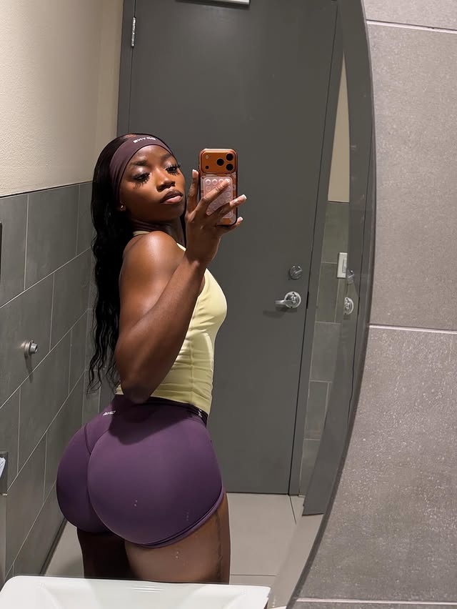 Glowing & growing in my @dfyne.official code LABRI to save💛 I love this color combo!My pre is @oxyshred code LABRI to save💗#fitness #fitnessmotivation #gym #explorepage #gymlife by @sculptedxbri