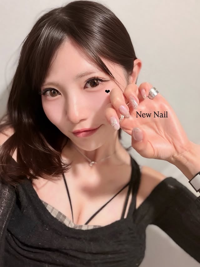 ゆちの投稿見たと伝えると♥ 2,000円OFF ♥そこから更に10%OFF↓ パックやマッサージなど癒し特典付きにしてくれるって！削らないからどんどん健康になっていく、ケアネイル💅🏻🪽🫧⁡⁡妊娠前からもう5年通ってる♡産前からまぁ波乱万丈なこと続いてますがどんなにメンタル落ちても、ここだけは必ず通い続けてる。笑⁡⁡駅徒歩1分路面店だからベビーカー連れでもいきやすいしなによりレイナさんが素敵な人なんだぁ⁡新色可愛すぎる！ #学芸大学 #ネイル⁡ by @yurina_era999