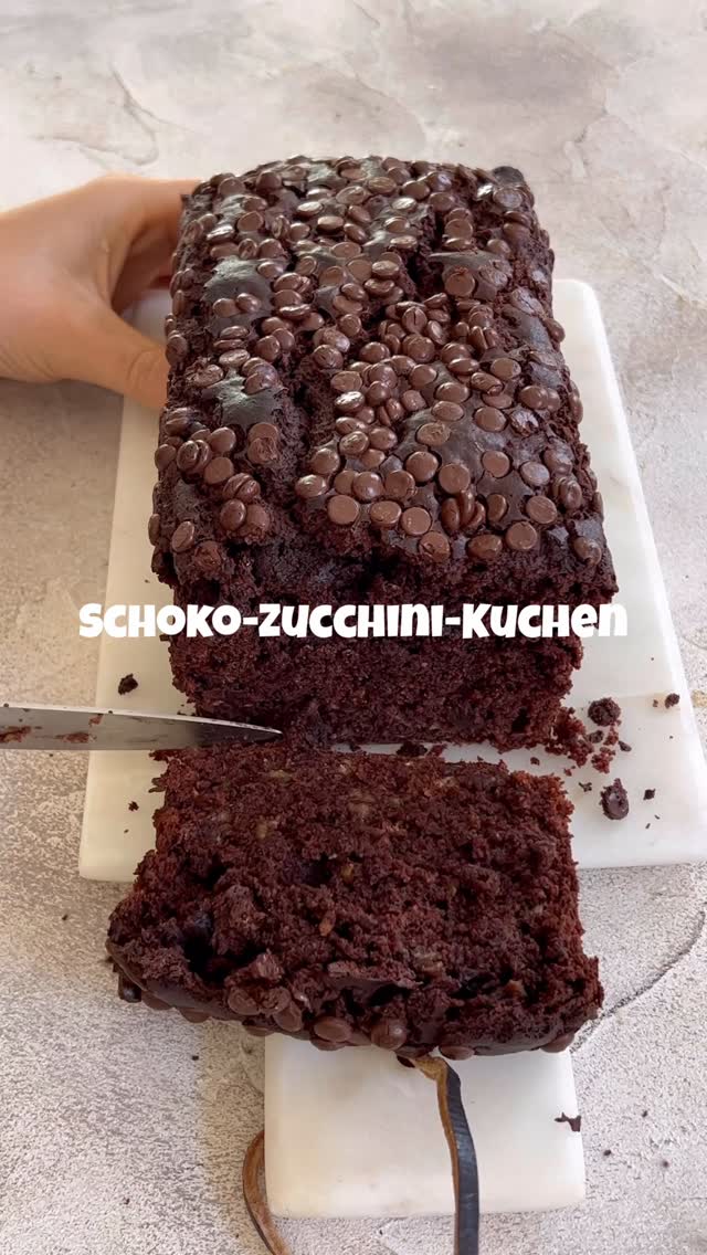 Schokokuchen mit Zucchini 🍫🌱 & ich wette, dass ihr diese Kombination lieben werdet 🙌🏼 Die Zucchini ist komplett geschmacksneutral und ihr werdet sie nicht herausschmecken. Dafür macht sie den Kuchen aber super saftig REZEPT 20cm Kastenform:250 g Zucchini100 ml pflanzliche Mich75 ml Rapsöl1 EL Zitronensaft/ Apfelessig2 TL Vanille-Extrakt75 g Apfelmark200 g Mehl150 g Zucker2 1/2 TL Backpulver1/2 TL Salz50 g Backkakao1. Zucchini raspeln und die Flüssigkeit leicht herausdrücken.2. Zucchiniraspel mit Pflanzenmilch, Rapsöl, Zitronensaft, Vanille und Apfelmark vermengen. Mehl, Zucker, Backpulver, Salz und Kakao hinzugeben und zu einem Teig verrühren.3. Eine Backform einfetten. Ofen auf 180°C Ober-Unterhitze vorheizen.4. Teig in die Form verteilen und optional Schokodrops drüber geben.5. Im vorgeheizten Ofen etwa 50-60 Minuten backen, bis der Kuchen durch ist (ggf. nach 30 Minuten abdecken, damit der Kuchen nicht dunkel wird).#zucchini #zucchinirezepte #schokokuchen #veganekuchen #veganbacken by @byanjushka