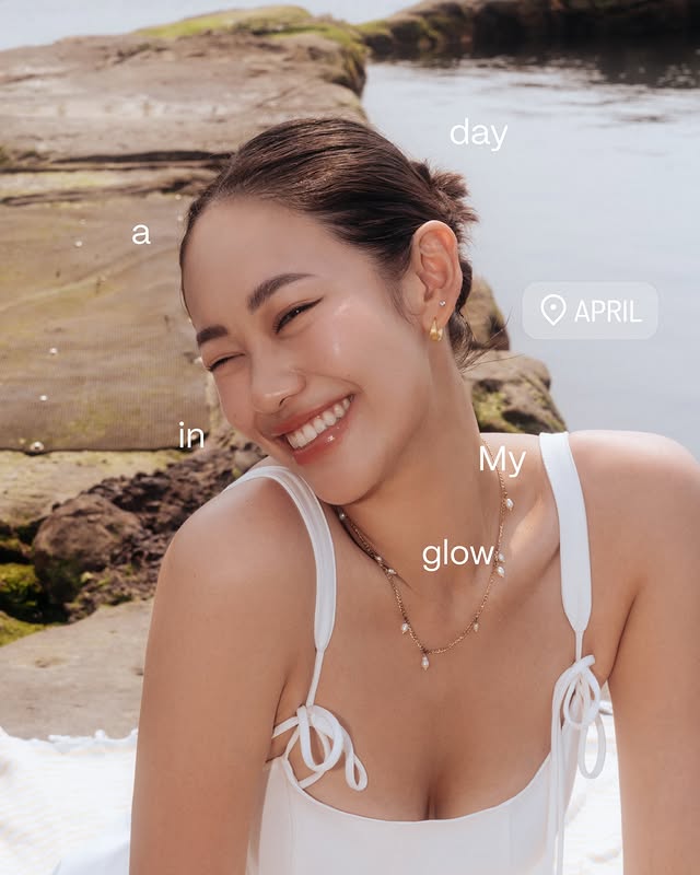如果你跟我一樣喜歡剛被太陽曬過的氣色感那你一定也會喜歡這組！每年都很期待香奈兒原生美肌限量彩妝系列原生美肌精萃凝凍粉餅畫出來不是那種刻意精緻的妝是很貼皮膚很像自帶氣色的狀態這次最喜歡的是原生紅潤肌妝感腮紅霜#819 雪酪 的融膚度很高上臉是嫩到有點不真實的那種無敵仿真你剛曬過太陽透出來的微微泛紅再用輕透的亮妍霜 #799 煦光輕點在兩頰跟鼻頭整個人會有一種剛從海裡走上來皮膚還帶著水光的感覺Hahahahaaa這兩隻的質地都滿輕的但存在感又很剛好就算在很chill的度假狀態裡還是會保留一點都會女生的精緻感我自己是習慣在手背拍開用手指或是粉撲上臉給你們參考🤎另外我也很喜歡這次COCO晶亮水唇膏的新色 #280 甜莓 、 #282 橙果 顏色很美，水潤又持色！讓夏天是剛剛好的漂亮💓@chanel.beauty #CHANELMakeup by @fanfan0904