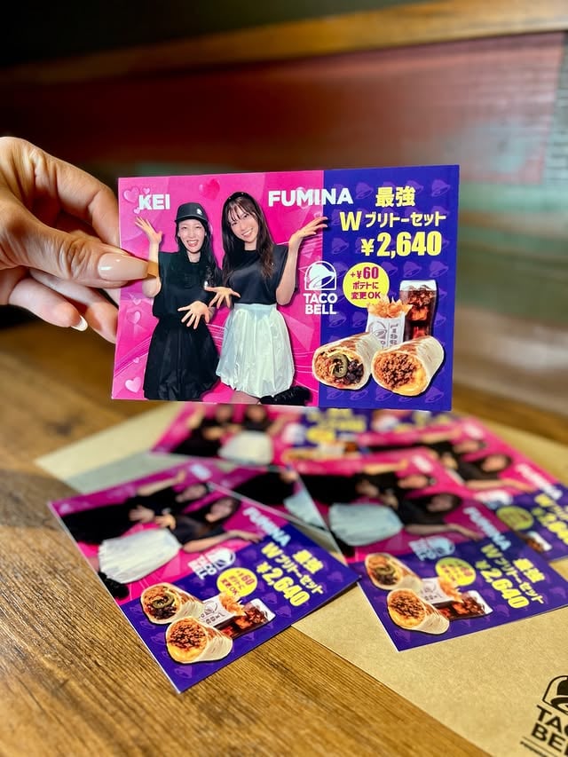 ˗ˏˋ 本日よりスタート✨ ˎˊ˗タコベル渋谷道玄坂店・神保町店・阪急三番街店にて#鈴木ふみ奈 × #風吹ケイ × #タコベル 対象のコラボ商品をご購入の方にプレゼント🎁🗓 4月30日(木)までの期間限定販売お二人の想いが詰まったこの機会、 ぜひお近くの店舗へ食べに来てくださいね！#TACOBELL by @suzukifumina