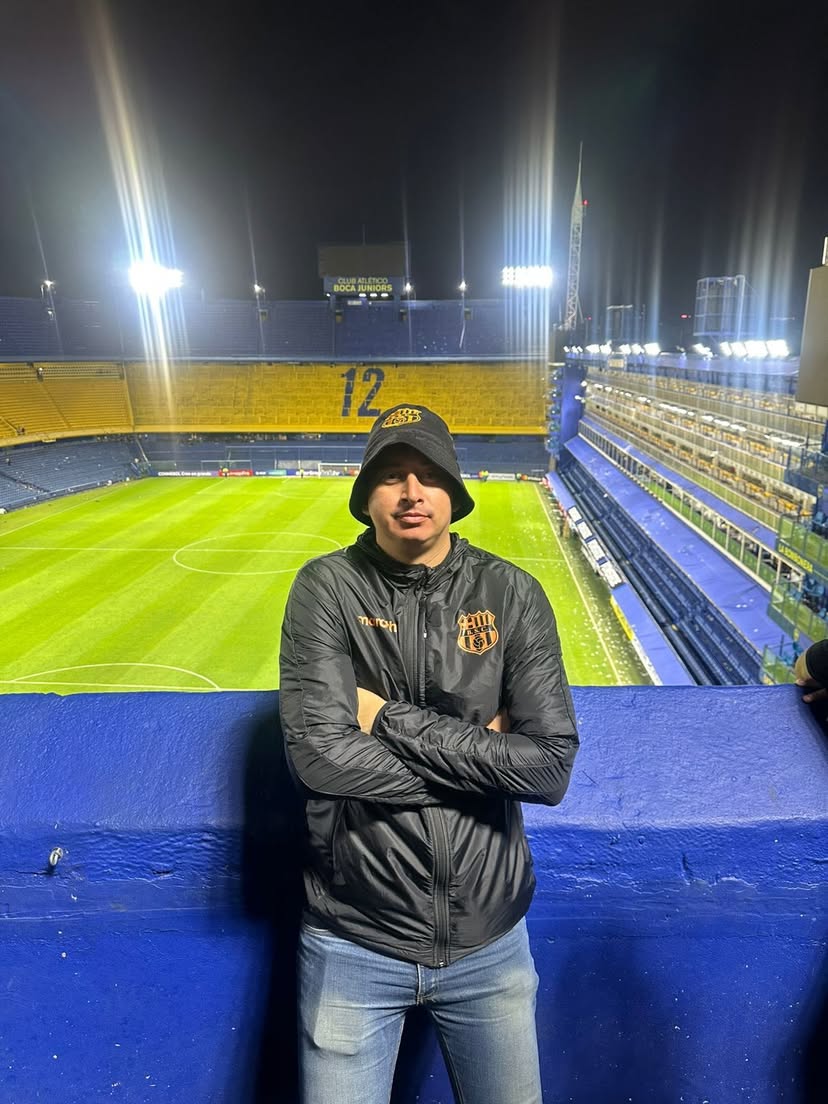 Cuando vas a otro estadio siempre ahí estoy yo, porque tú eres mi vida, te llevo en el corazón @barcelonasc 
💛🖤