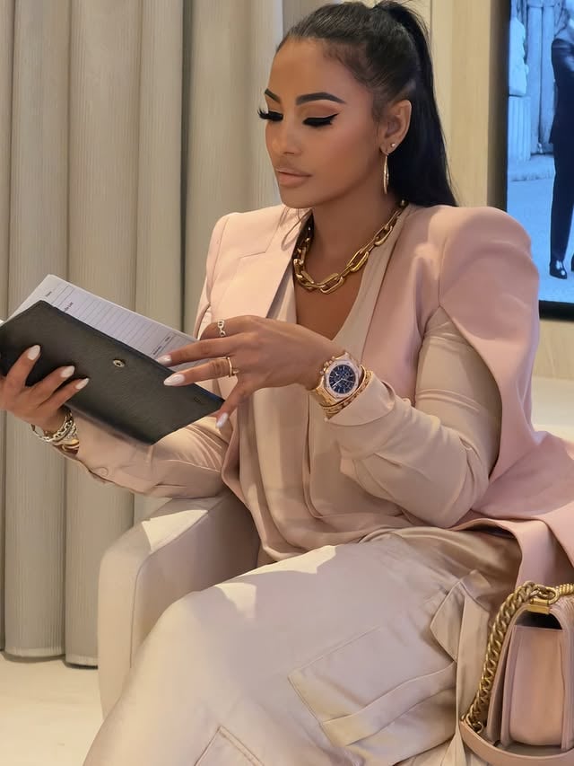 Thee most powerful women in the room are the ones reminding women they belong there too! 🙌🏽 by @msdecordon