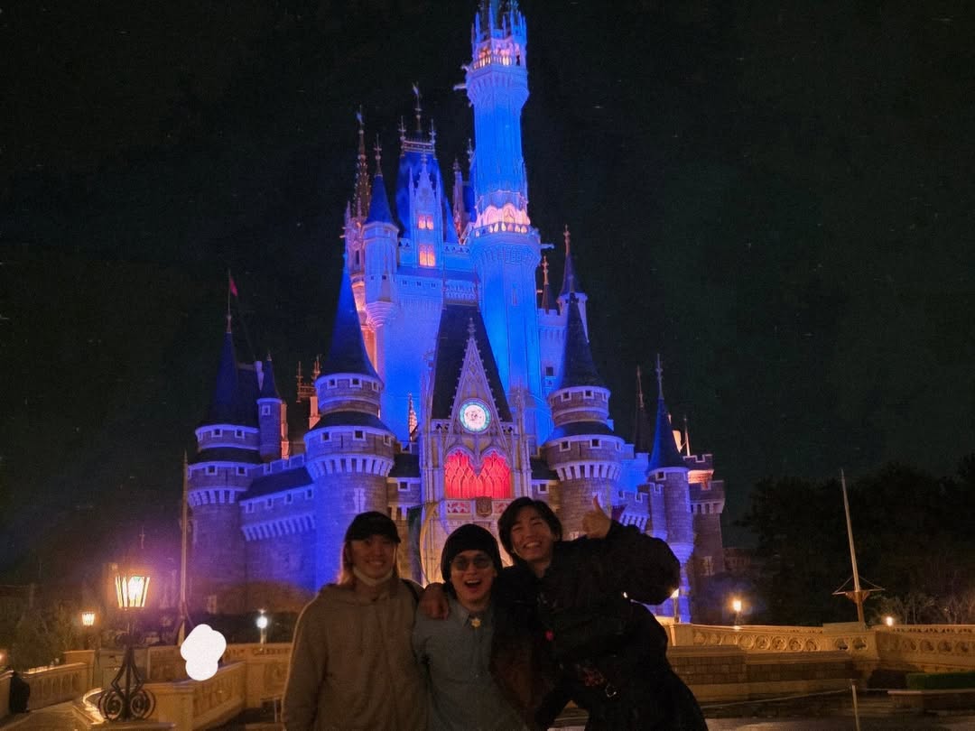 _⠀ディズニーランド行ってきました！⠀⠀来夢、怜央、心⠀バスケDCいつメン✌⠀⠀来夢はあとから合流。⠀来夢くるまで怜央とひたすらご飯食べてました。⠀⠀来夢が来てからもゆっくり過ごしました。⠀大人ディズニー。⠀⠀次はシー！⠀って約束した！！⠀⠀また行こうねー！！⠀#ディズニーランド ⠀#岡宮来夢 #長妻怜央 #田村心 ⠀ by @shin_tamura_official