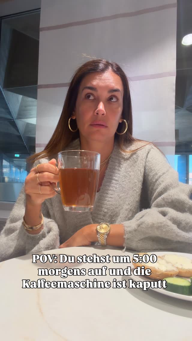 Ich weiß nicht, was schlimmer ist – das frühe Aufstehen oder der fehlende Kaffee. 😂Seid ihr Team Tee oder Team Kaffee? ☕️🍵_____________________________#goodmorning #coffee #earlybird