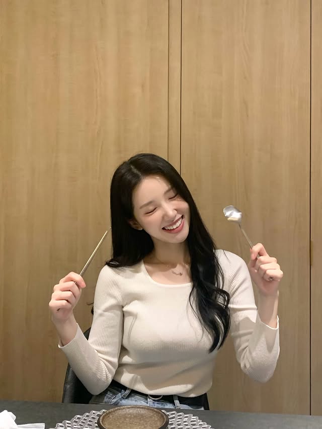 맛있는거 먹으러 ~~💖 기쁨 기쁨 기쁨++🥩요새 얼굴 관리 뭐하냐고 물어보는데 저 티타늄, 보톡스 끝!티타늄 드디어 3회차 받고 왔어요 🫠티타늄 즉각효과는 말해모해. 리프팅 버전으로만 받고 왔구 약속 전 날 받았는데 살 더 빠졌냐고 얼굴에 뭐 했냐구 물어본 👸🏼#티타늄리프팅#티타늄리프팅후기#리프팅레이저 by @lub_yoons2