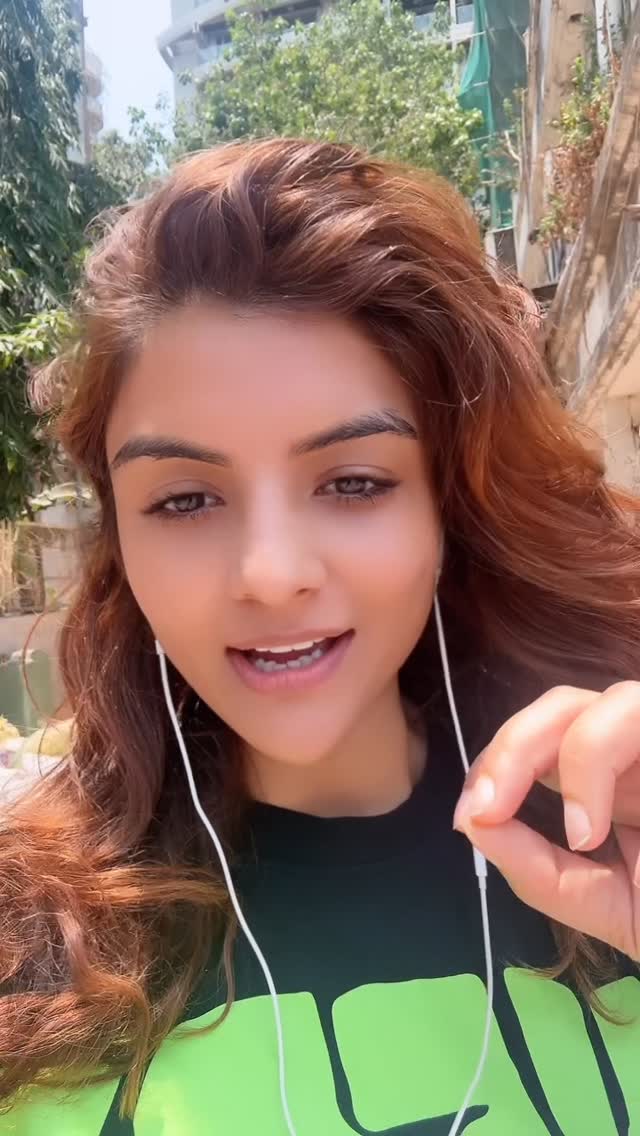 Mujhe aaj kal sabne bahot sahi aa rahe hai … kuch to aise hai ki main bata bhi nahi sakti 🙈Rachel from friends wale haal hai 🙈But yaar mujhe in aunty se real life main to milna hai ! Mere dil ka tummy full hua hai neend main ! Ab real main bhi chahiye !
