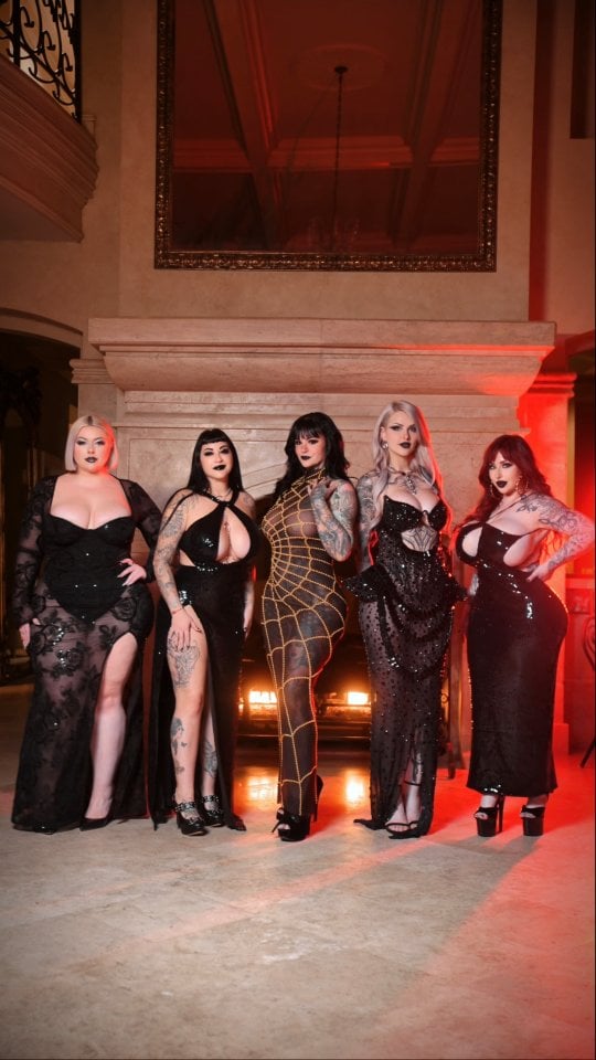 Who's dress is your favourite? 🖤@mysticbeinggg @saffronxxrose@itsheidilavon @ms_spookykins@ghouliettemichelle