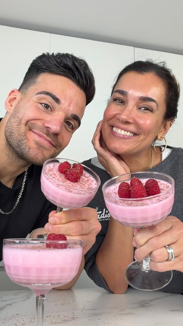 Proteinreicher Dessert Traum 😍🍓Schnell gemacht, super leicht und dabei richtig viel Protein 😍 Perfekt, wenn du Lust auf etwas Süßes hast, aber trotzdem ein bisschen auf deine Ernährung achten willst 🫶Zutaten:* 1 Packung Götterspeise (Zuckerfrei) 🍓* 300g Skyr* 250 ml Heißes Wasser 💧* Früchte nach Wahl 🍇* Etwas Schokoladenraspeln 🍫* Optional: Süße nach Wahl (z.B. Honig oder Erythrit /Zucker) Zubereitung:Zuerst heißes Wasser in eine Schüssel geben und die Götterspeise darin auflösen. Gut verrühren, bis sich alles komplett aufgelöst hat 😊Dann den Skyr dazugeben und alles schön cremig verrühren 😍Die Masse in Gläser füllen und für ein paar Stunden in den Kühlschrank stellen, bis alles fest geworden ist 🫶Vor dem Servieren mit frischen Früchten toppen und etwas Schokolade darüber raspeln 🤤Tipp: Wenn du es etwas süßer magst, kannst du noch zusätzliche Süße nach Wahl unterrühren wie zum Beispiel Honig, Erythrit oder Zucker 😉Viel Spaß beim Ausprobieren! ❤️💪