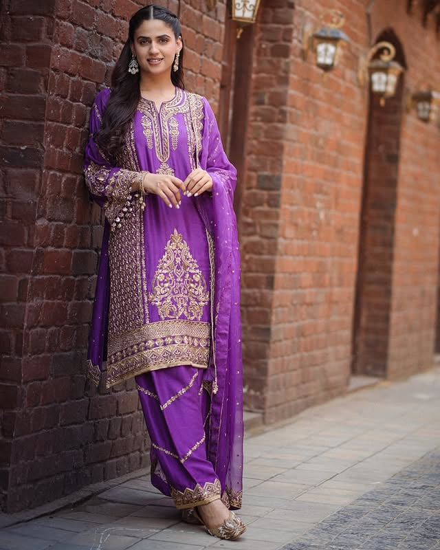 ‘Sach Jani’ Official video link is in the bio💕Go watch if you haven’t already!🎶🎥.Fit by: @floralcrush.in ..#pranjaldahiya #sachjani #kaleshichori by @pranjal_dahiya_