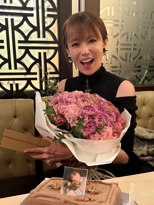 皆様お久しぶりです🌸あっという間に5月ですね‼️G.Wいかがお過ごしですか❓私は先日嬉しいことに、歴代の元マネージャーさん達がサプライズで芸能生活30周年のお祝いをしてくれました♥️苦楽を共にし、私を支えてくれていた大切な仲間達なのです🙏今は他のお仕事をしていたり、部署が変わったり、離れていても、よく連絡も取り合うし、昔話で盛りあがったりしました🎀こんな幸せ日あるんだぁと夜はあたたかい気持ちで眠れました⏰#憧れのアクリルスタンド#腕のオリジナルバンド#どれが私の腕でしょう by @kyokofukada_official