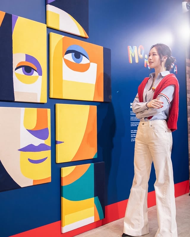 L’art c’est la vie🎨今次擔任由羅氏集團與法國五月藝術節合辦的《Mona Lisa and Her Adventures in Hong Kong》開幕禮司儀率先在這個結合法式藝術與香港本地針織工藝的展覽打卡💙🤍❤️展覽將經典的蒙羅麗莎「帶出畫框」，化身城市冒險家以針織畫呈現她穿梭香港街頭小巷與自然奇觀的冒險故事而今天是母親節，還是週末限定的「法式嘉年華市集」最後一天現場有充滿法式風情與本地特色的精緻手作、美酒佳餚🍷🥖超適合帶媽媽過一個與眾不同的母親節或者和朋友一起打卡享受✨快點來D2 Place親身感受這場藝術與文化交融的盛宴和我一起見證蒙羅麗莎的香港冒險吧💖@d2place @frenchmayartsfest @d2_weekendmarkets @lawsknittersMakeup : @kayowang Hair : @terrence_chann @hola.hair.pets Stylist : @mildredlo Wardrobe : @bashparis Jewelry : @apmmonaco Photographer : @michaelkeung_ by @crystalfyy
