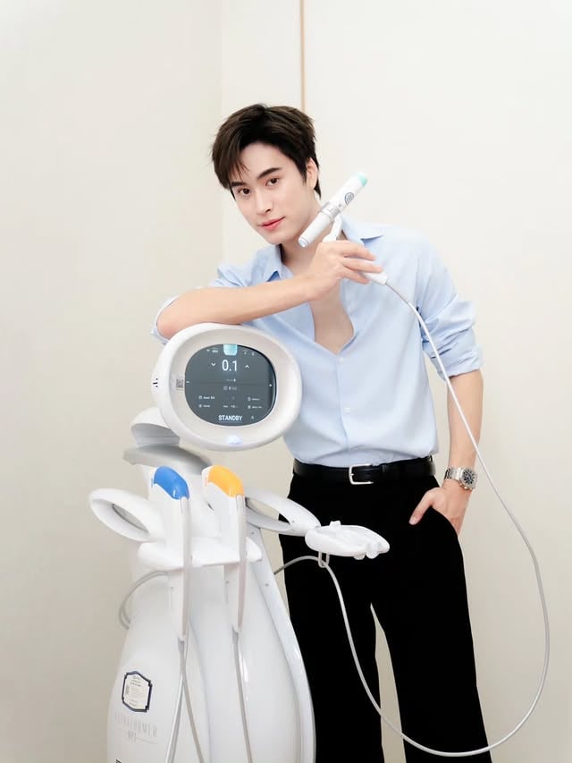 งานหนัก พักผ่อนน้อย มีเวลาน้อย แต่กรอบหน้าผมยังชัด เหมือนเดิมนะครับผม😎✨ เพราะโปรแกรมยกกระชับล่าสุดอย่าง Ultraformer MPT ที่ช่วยดูแล ปรับหน้าเรียว สลายทั้งแฟต เป็นโปรแกรมที่เกิดมาเพื่อคน GEN ใหม่แบบเรา ๆ เพราะทั้งทำเร็ว ไม่ต้องพักหน้า แต่ได้ผลลัพธ์แบบครบ ๆ ไปลองกันนะครับ!💙แล้วเจอกันนะทุกคน เพียงซื้อ Ultraformer MPT 15,000.- ขึ้นไป ที่ LABX CLINIC ลุ้นเป็น 30 ผู้โชคดี ที่จะได้มาเจอกันกับผมในงาน #TheMagicCharmxGemini #ยกครบชัด #UltrafotmerMPTXGemini#UltraformerMPT #UltraformerThailand