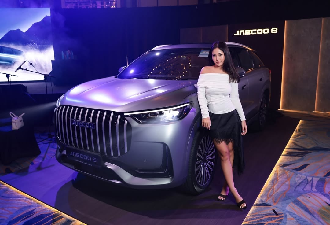 Vrooom vrooom! 🚗 in the newest @omoda_jaecoo_singapore 7- Seater Long-Range PHEV SUV, first in it class. For those who prioritise space, as well as Sporty SUV design. Be in the position of power. At 315 kW Combined Max Power, the Jaecoo8 Super Hybrid goes from 0–100 km/h in 5.8 Seconds. Built for exploration: combining robust design, smart innovation, and refined comfort, the Jaecoo 8 is designed to support adventure wherever life takes you, capable of range up to 1300km. 540-Degree Panoramic View and Head Up display- A complete surround view for easier parking and safer manoeuvring. by @keishasarah
