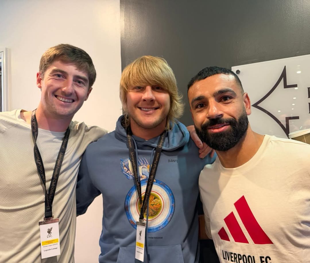 Finally got to meet the legend that is @mosalah a real Liverpool fc legend thank you for the memories and for taking time for the picture today 👊🏻😎