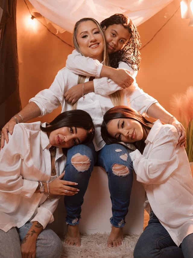 Feliz Dia das Mães para a mulher que é amor em forma de abraço. Obrigada por cuidar de nós com tanto carinho, força e dedicação todos os dias. Você é nosso porto seguro, inspiração e uma das maiores bênçãos das nossas vidas. Te amamos. 🤍 by @reservadadanynha